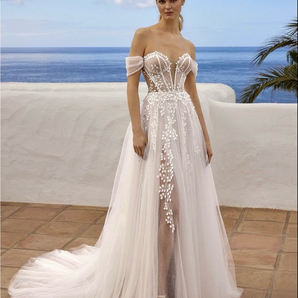 Cream Sleeveless Off-Shoulder Wedding Gown